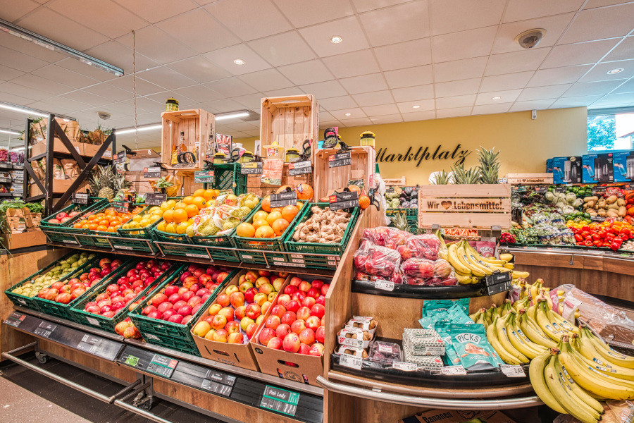 Obst und Gemüse Abteilung im Supermarkt EDEKA Voigt